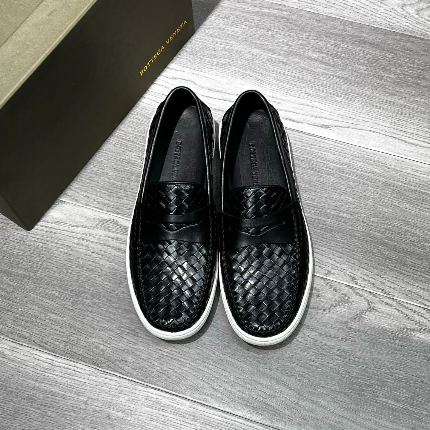 Ex-factory price 500 BV〰️Purely handmade classic men's beanie shoes👉👉driving shoes, slip-on shoes, made of imported cowhide woven from Italy, 💕water-dyed cowhide lining, 🔊original outsole, waterproof platform design, comfortable on the feet. A good choice for traveling and driving, two colors available, code number: 38-44, (45 can be customized)